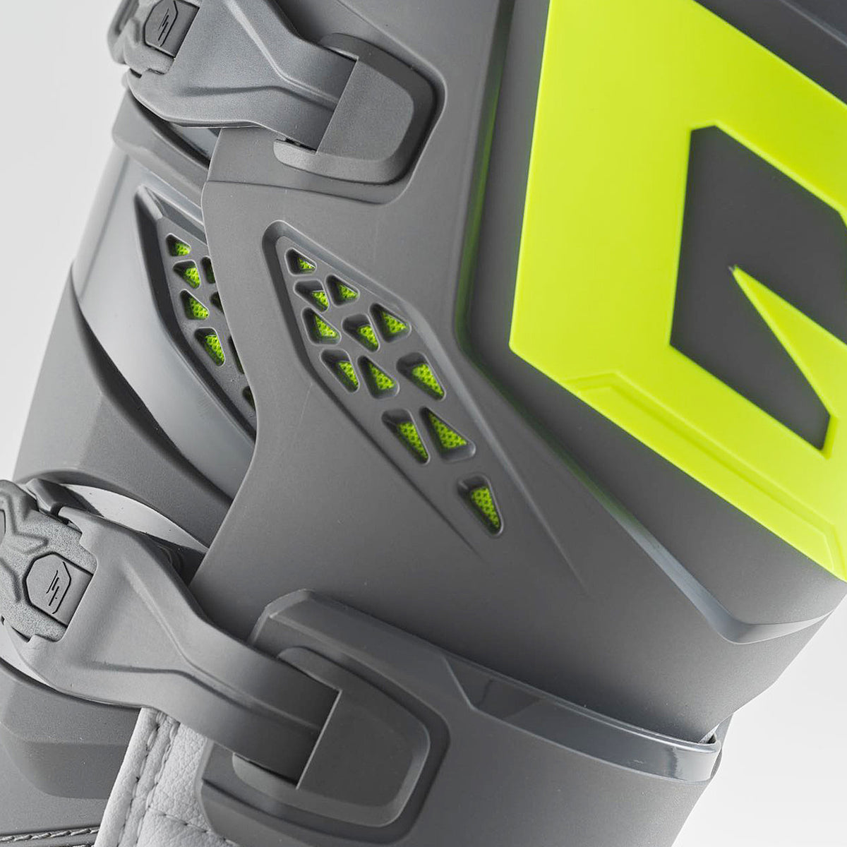 Gaerne SG22 Motocross Boots - Anthracite White Grey - Close Up Buckle