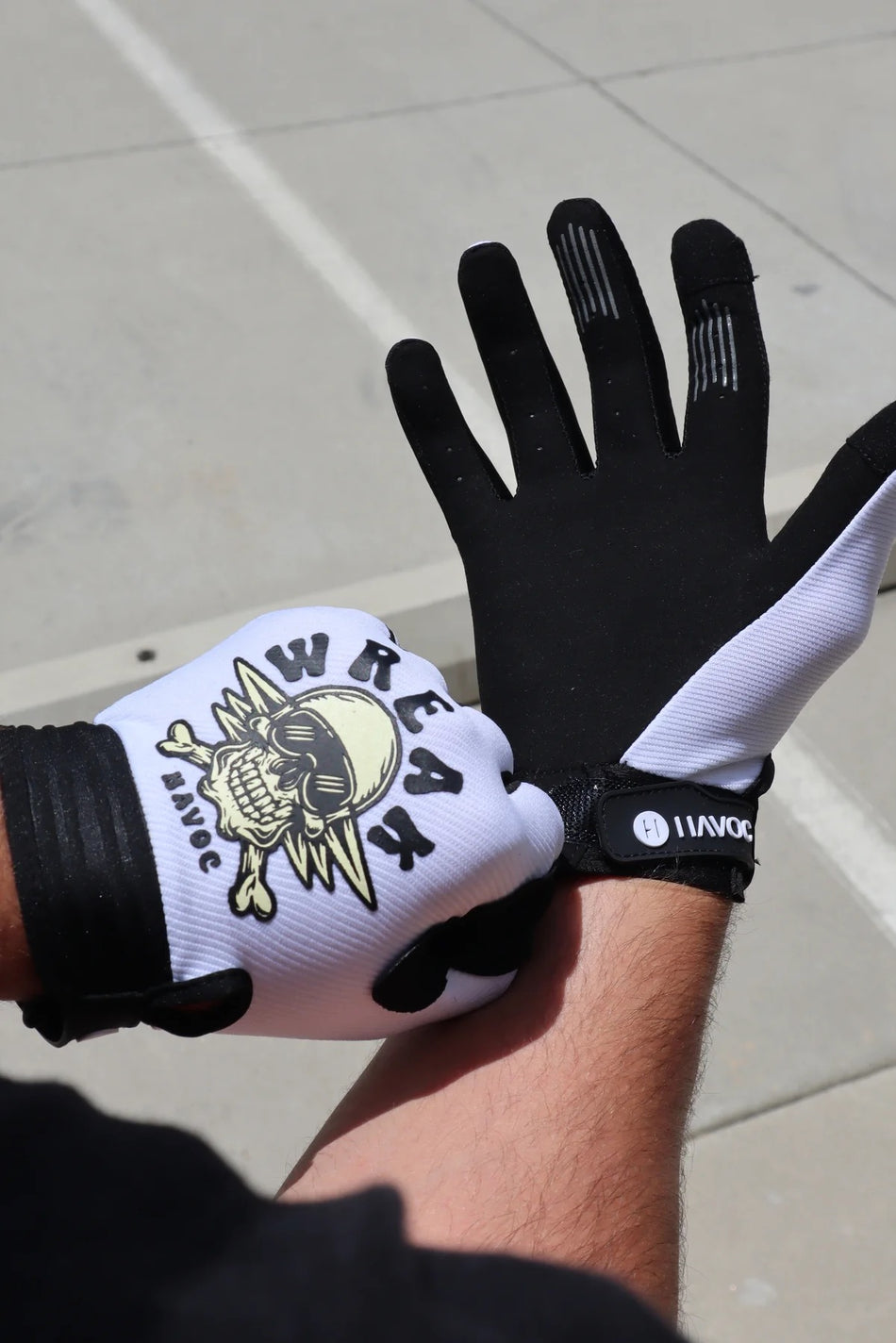 Havoc Gloves - Skull & Crossbones